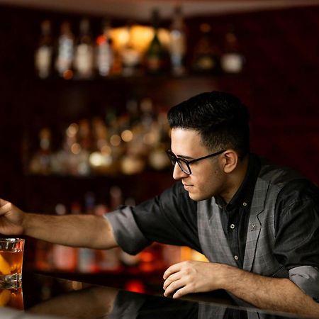 Cologne Marriott Hotel Bagian luar foto A bartender at work