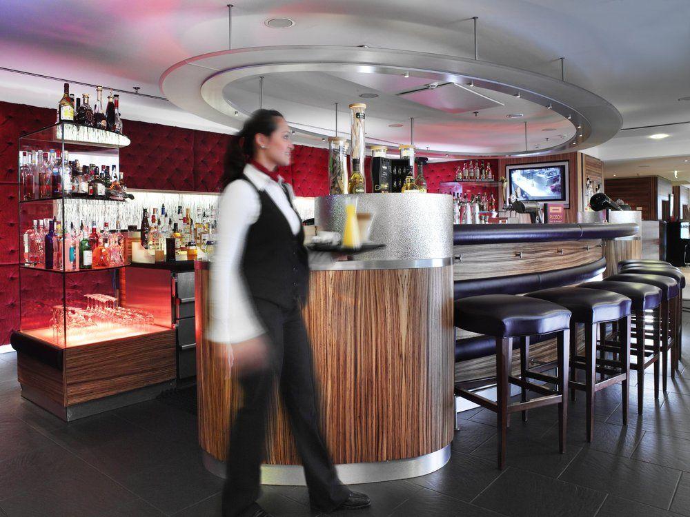 Cologne Marriott Hotel Bagian luar foto The bar at the Concorde Lounge