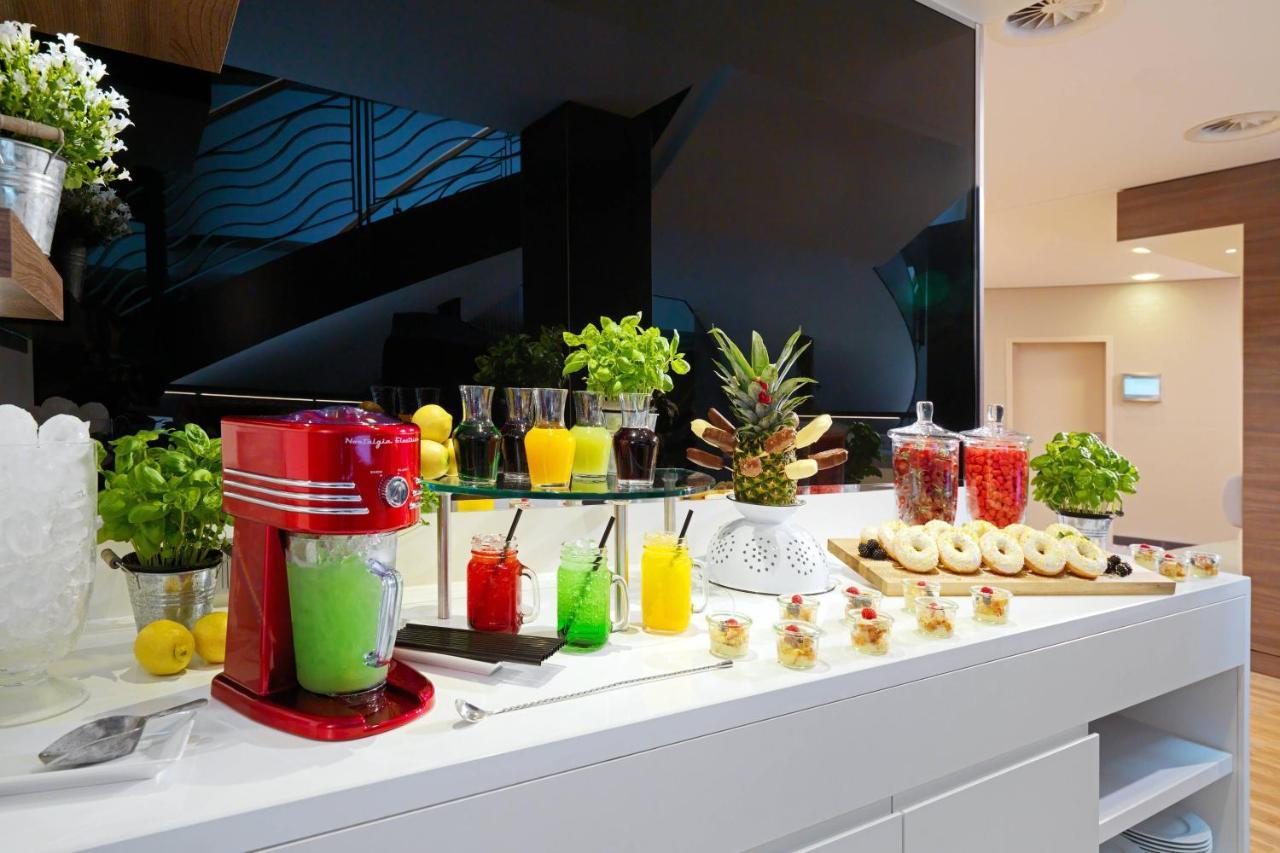 Cologne Marriott Hotel Bagian luar foto A slush machine