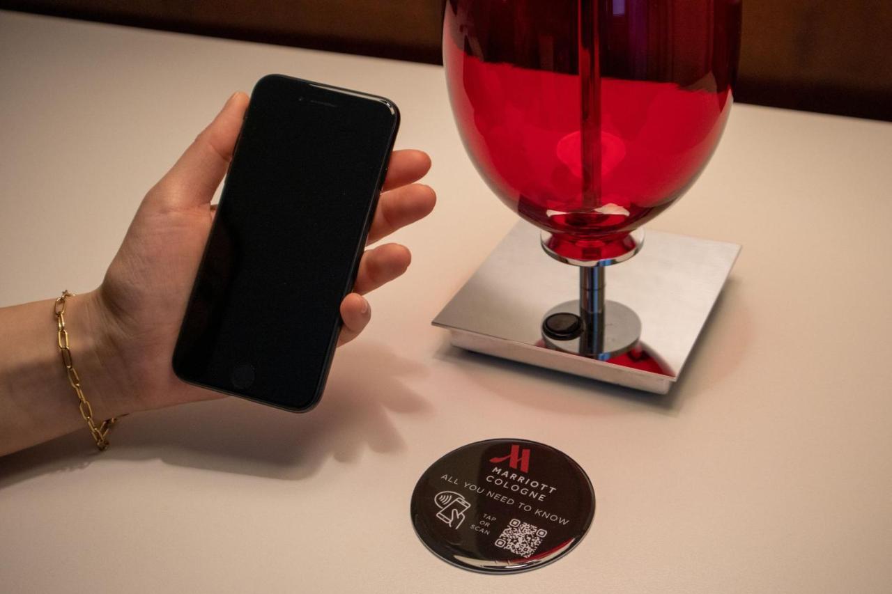 Cologne Marriott Hotel Bagian luar foto A wireless charging pad