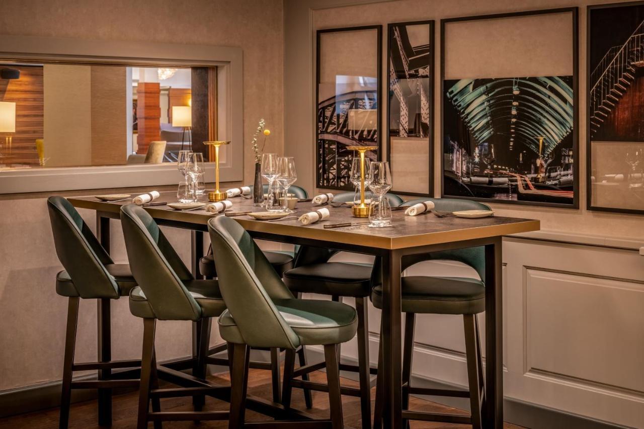 Cologne Marriott Hotel Bagian luar foto The bar at the restaurant