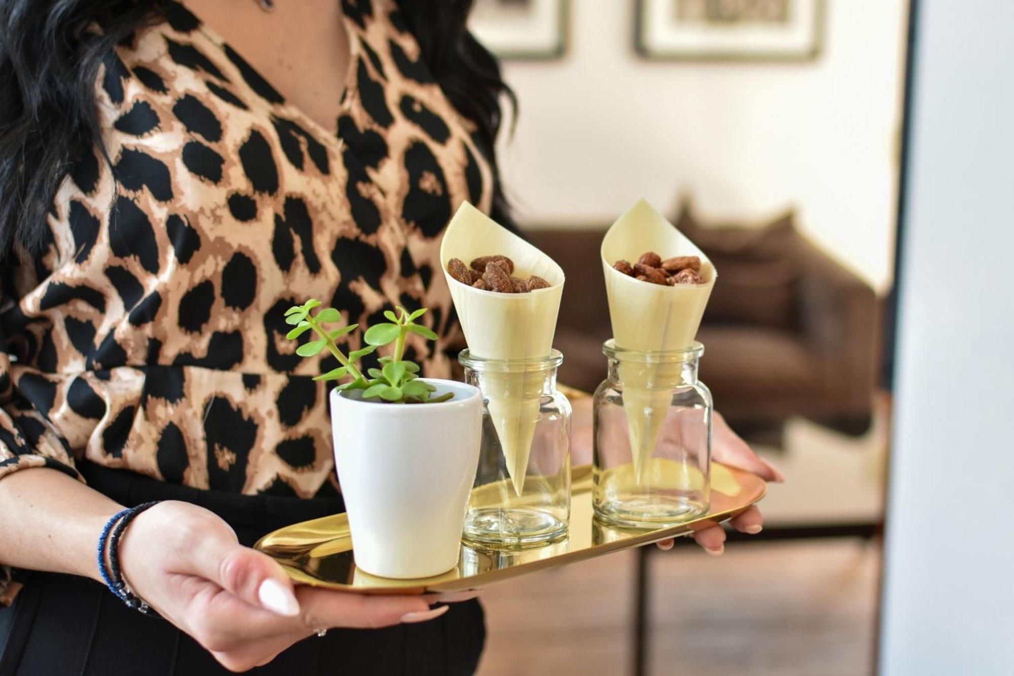Cologne Marriott Hotel Bagian luar foto A woman holding a tray of snacks