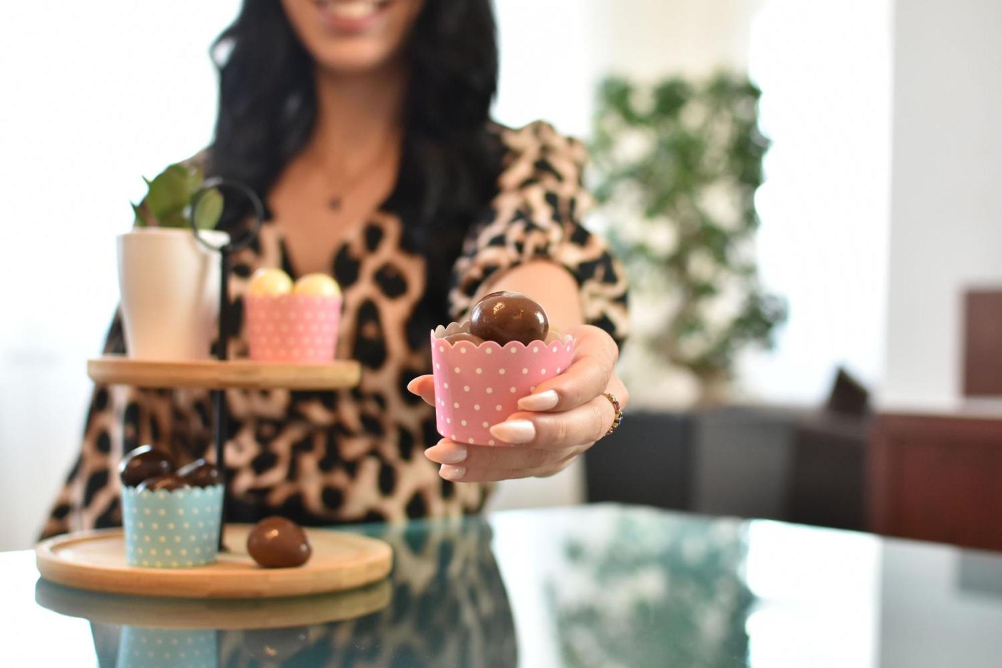 Cologne Marriott Hotel Bagian luar foto A woman holding a cupcake