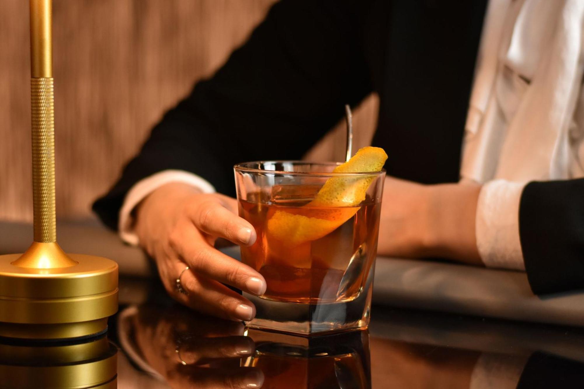 Cologne Marriott Hotel Bagian luar foto A Manhattan cocktail