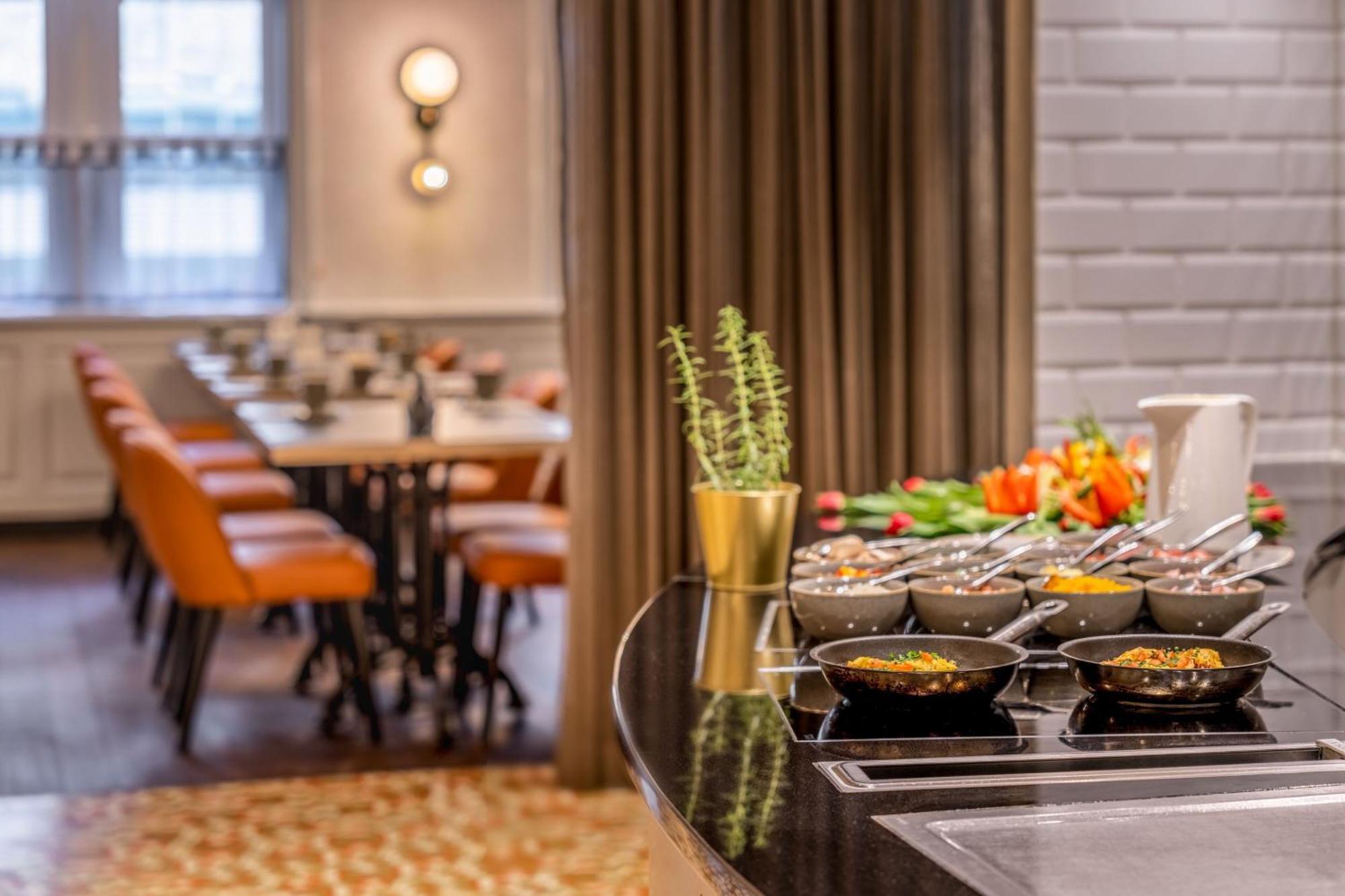 Cologne Marriott Hotel Bagian luar foto The Club at London Heathrow Airport
