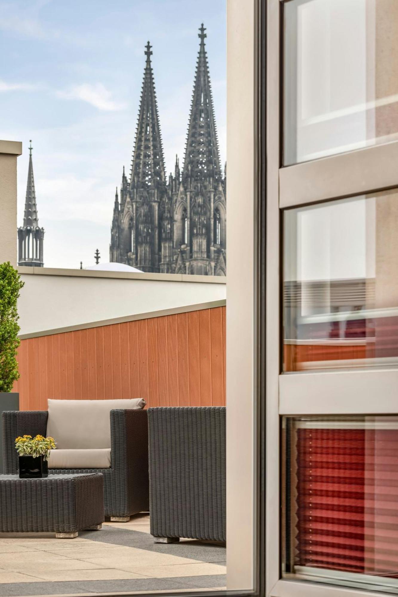 Cologne Marriott Hotel Bagian luar foto View of the Cologne Cathedral from the hotel