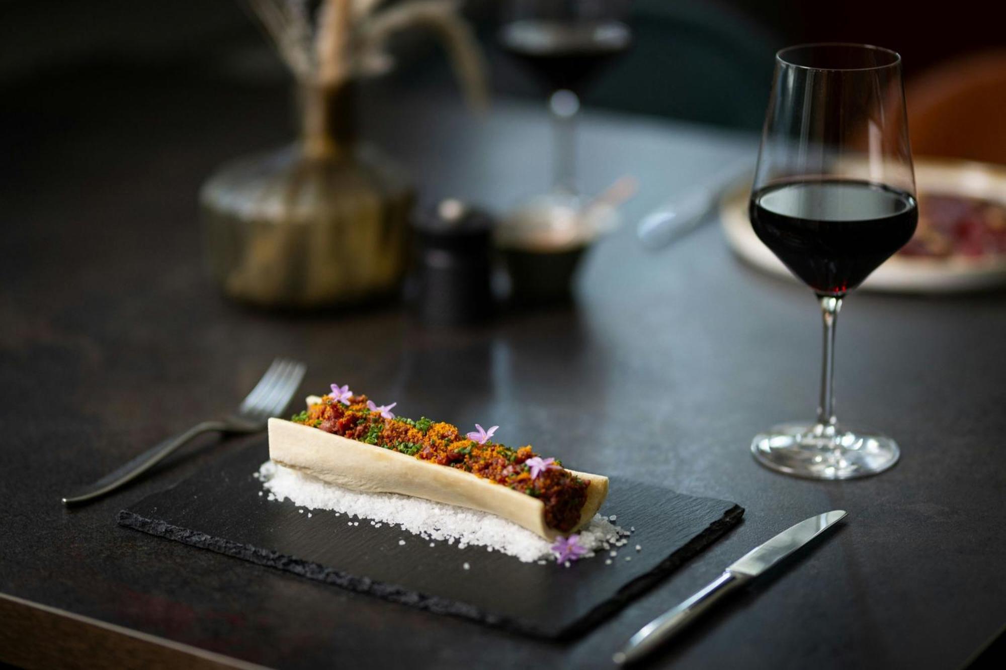 Cologne Marriott Hotel Bagian luar foto A dish at the restaurant