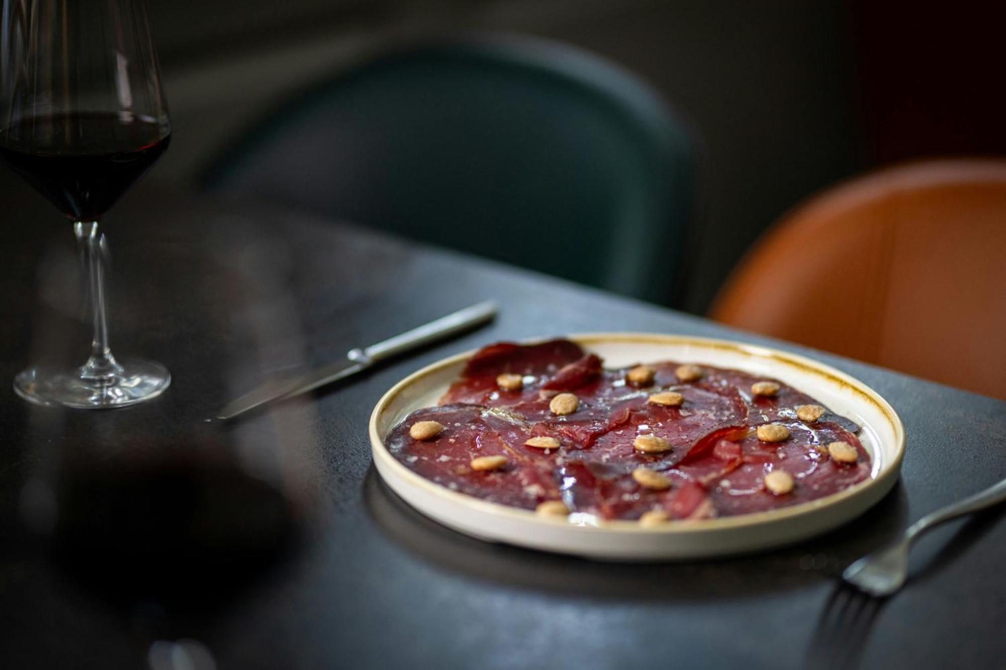 Cologne Marriott Hotel Bagian luar foto A plate of cured meat